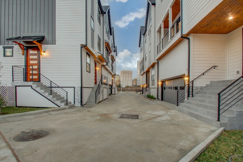 Building Photo - 7016 Staffordshire Blvd