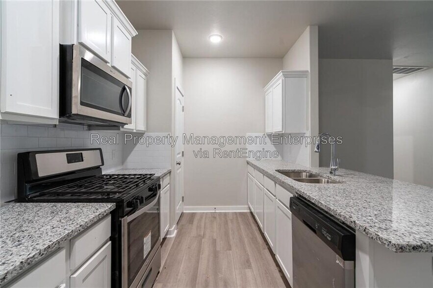 Building Photo - 1308 E Cavanaugh St