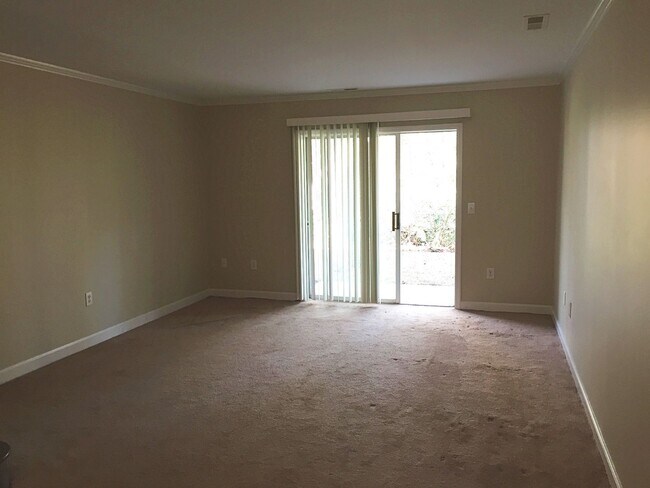 Building Photo - Walk to Beach! Unfurnished, 2 Bedroom, 2.5...