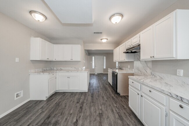 Building Photo - 2914 Scottsbluff Dr