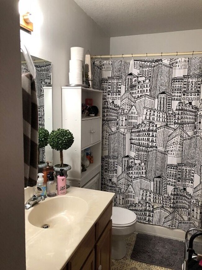 Building Photo - Country Club Living – 1-Bed Condo with Bal...