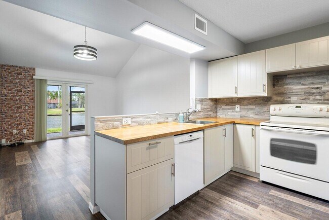 Building Photo - 10325 Hidden Springs Ct