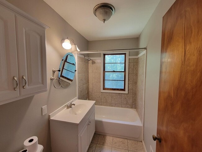 Building Photo - 3 bedroom house 1.5 bathroom