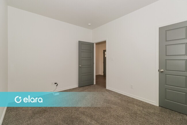 Building Photo - 2219 HORNBEAM ST