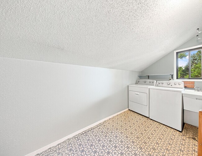 Building Photo - 2133 Tamarin Trail