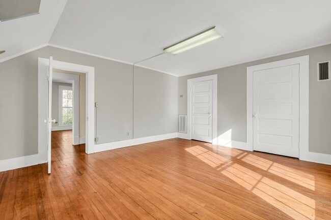 Building Photo - 402 N Gloster St