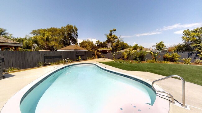 Building Photo - Renovated! 8BD/4BA with POOL!! (Lease Out ...
