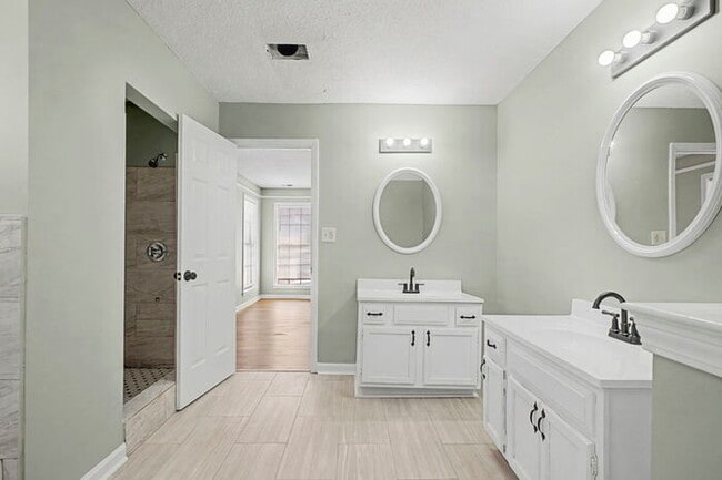 Building Photo - YOU DON'T WANT TO MISS THIS ONE!!!! SECTION 8 WELCOMED !!!!!