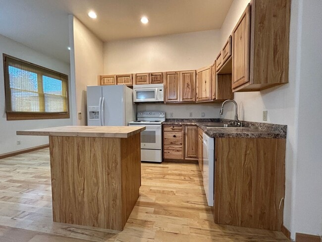 Building Photo - 1 bed 1 bath Duplex in South Hamilton with Large Shop