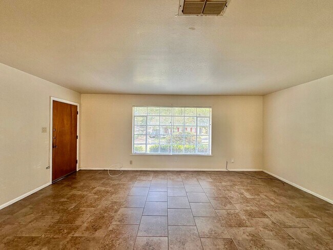 Building Photo - Spacious 3 bedroom 2 bathroom home in Tyler!