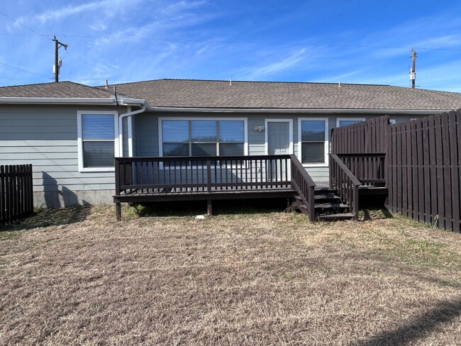 Building Photo - Inviting Duplex with a Touch of Country Charm