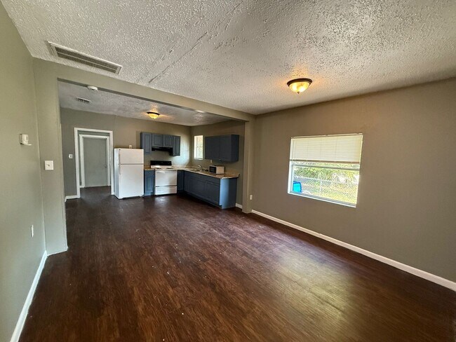 Building Photo - 4/1 Lakeland Home