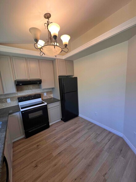 Building Photo - 139 Roslyn Dr