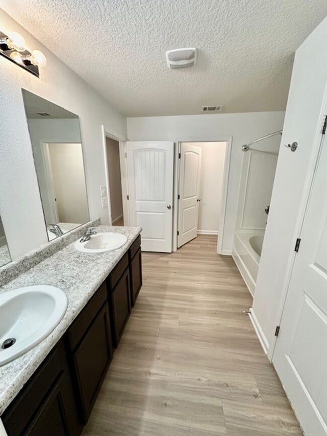 Building Photo - Beautiful 4/2/2 newer home for rent w/ community pool, playground, picnic area!