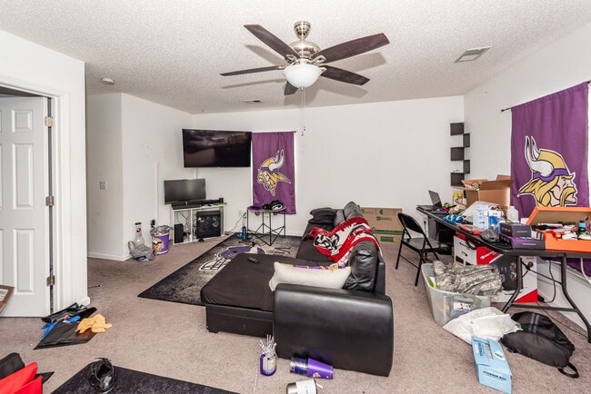 Building Photo - 5 Bedroom 3 Bath Home in Moss Grove Planta...