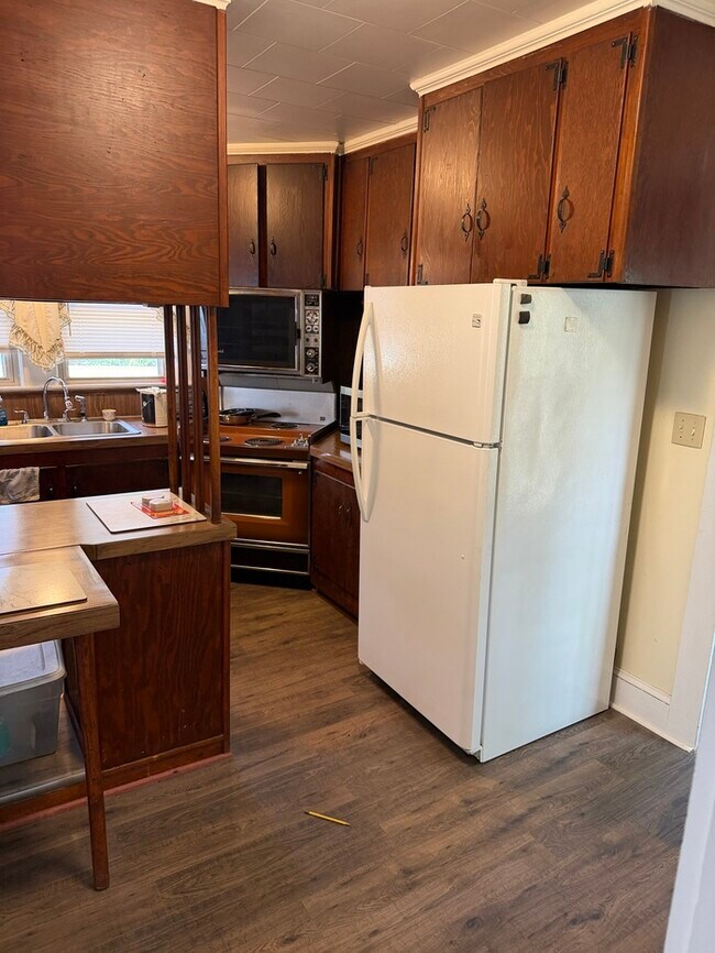 Building Photo - 3002 Cemetery Dr