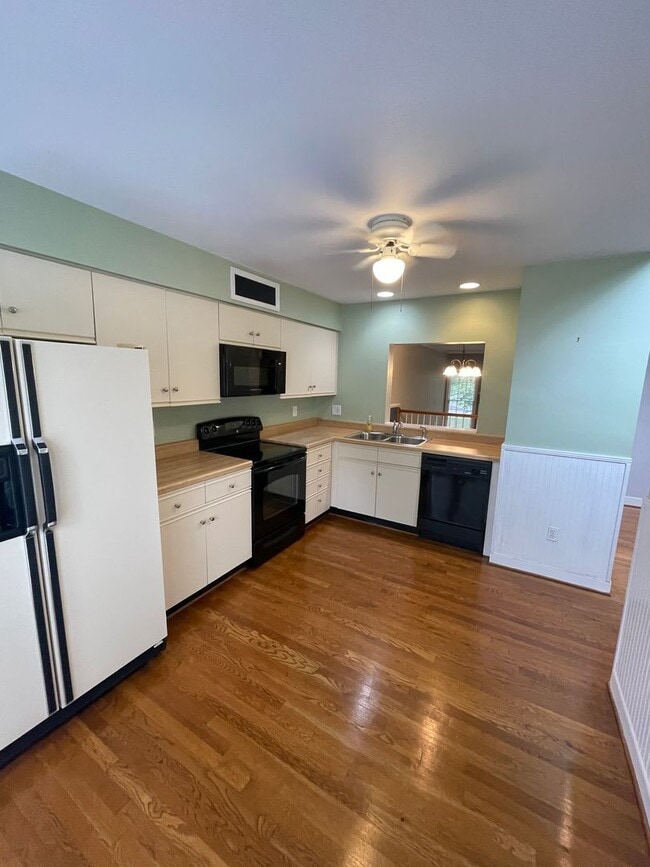 Building Photo - Large 2 Bedroom, 2.5 Bath Townhouse - Autu...