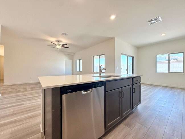 Building Photo - 634 W Red Hawk Ct