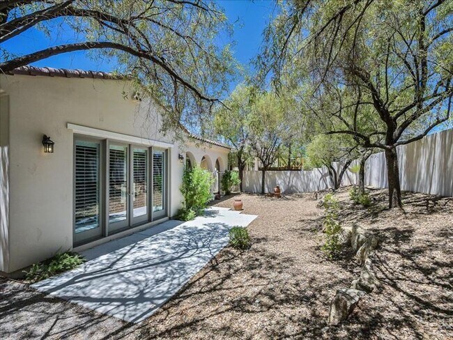 Building Photo - Luxury living in guard gated Resort Villas...