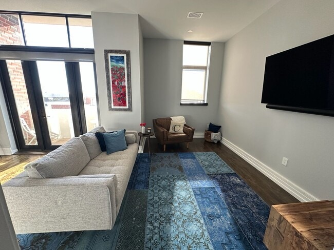 Building Photo - Beautiful 1 Bedroom 1.5 Bath Condo in down...