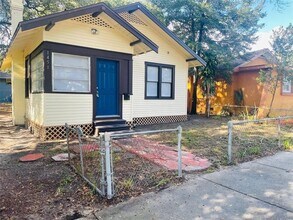 Building Photo - Lovely two bedroom one bathroom cottage