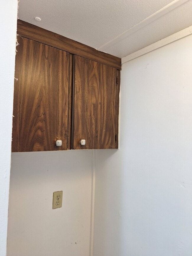 Building Photo - Country Living at its Best!!