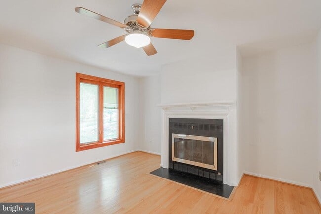 Building Photo - 1809 N Uhle St