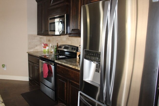 Building Photo - Fantastic home located in West Hill