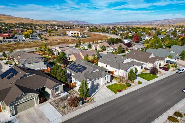 Building Photo - FULLY FURNISHED home available now.