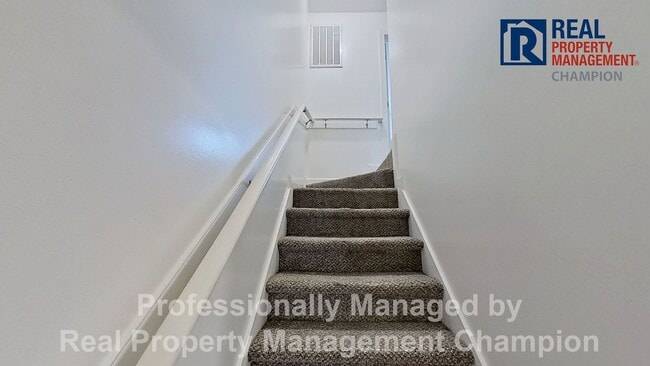 Building Photo - 2 BD/1.5 BA Townhome with Convenient Jacksonville Location