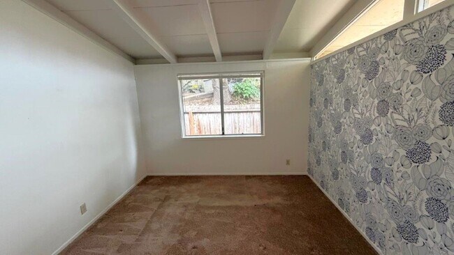 Building Photo - Martinez! 3 bedroom 1 bath Single family home!