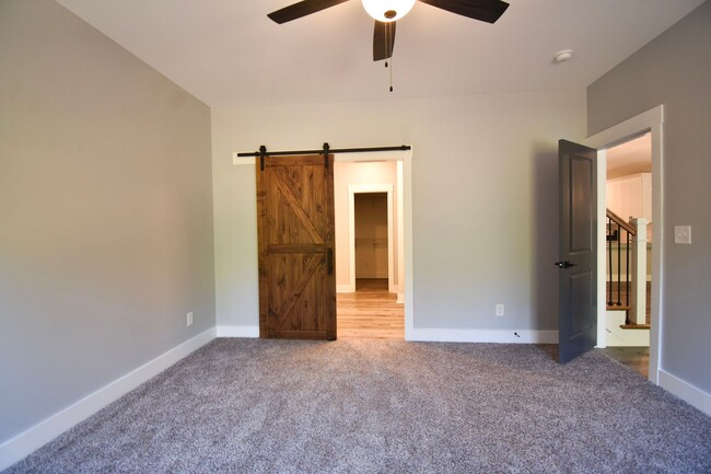 Building Photo - Availabe Now! 4 Bedroom 3 Bathroom Townhome