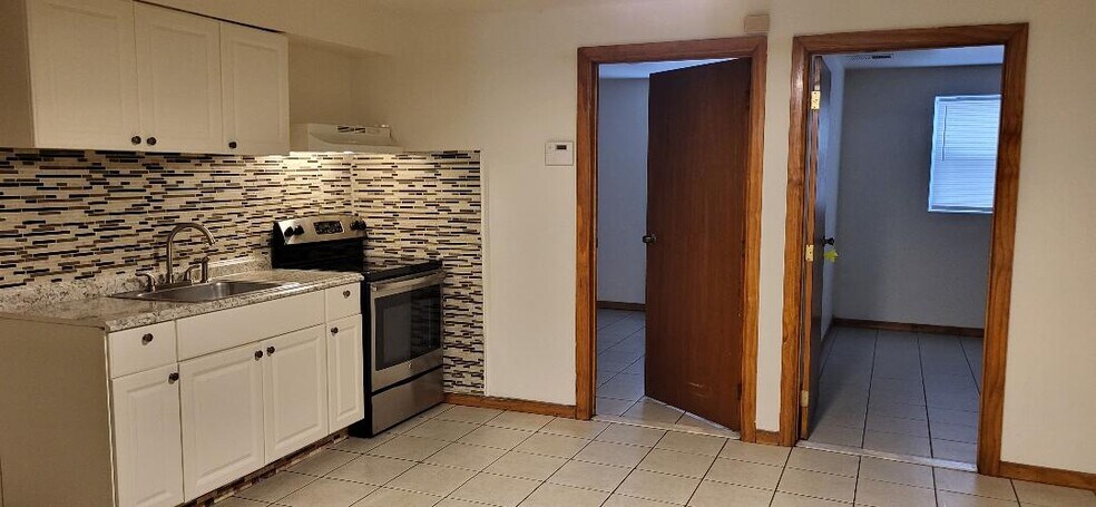 Building Photo - 82 Miller St