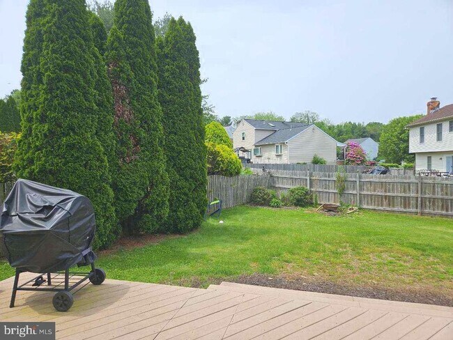 Building Photo - 911 Hedgerow Ct