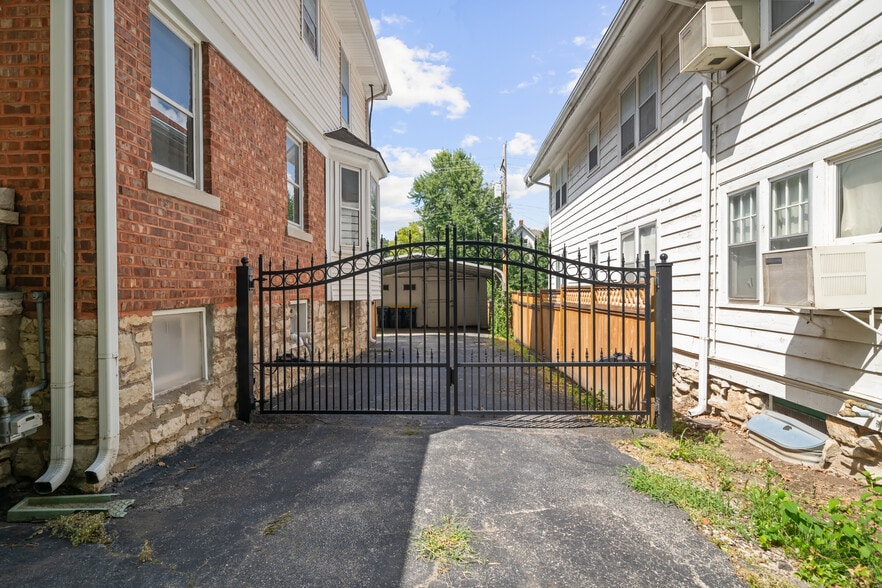 Building Photo - 834 W 39th Ter