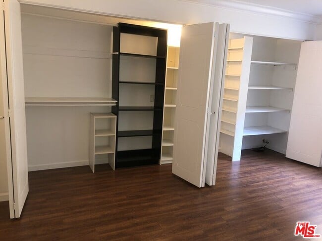 Building Photo - 6708 Hillpark Dr