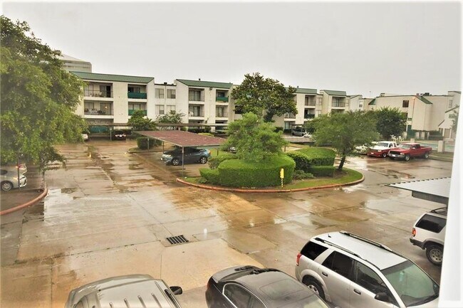 Building Photo - 2824 S Bartell Dr