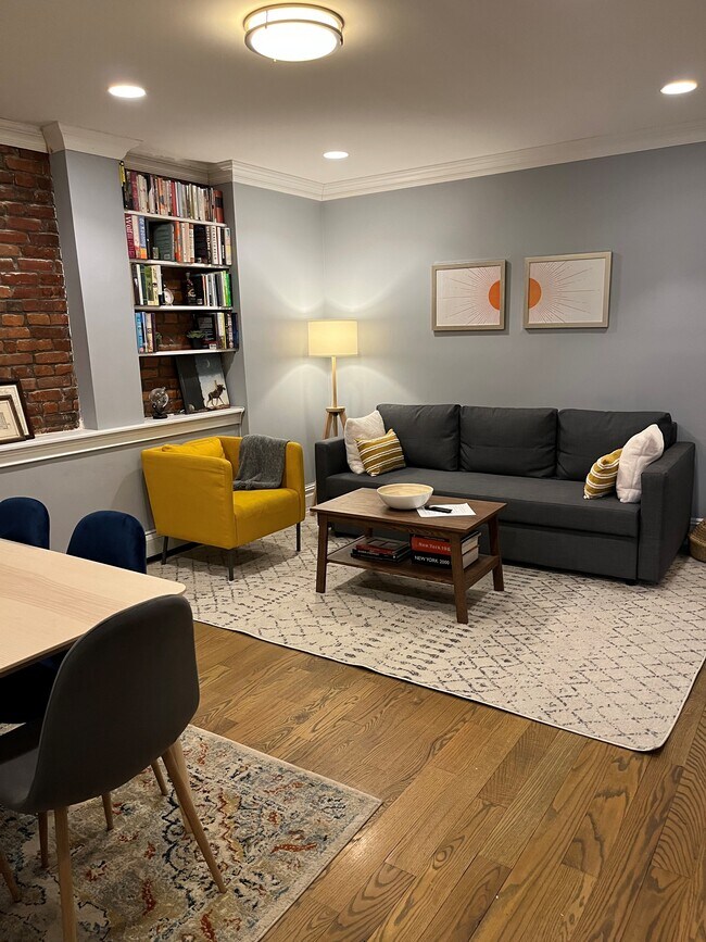 Living room with book nook - 192 Hart St