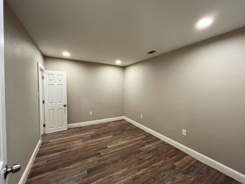 Building Photo - 3913 Chenault St