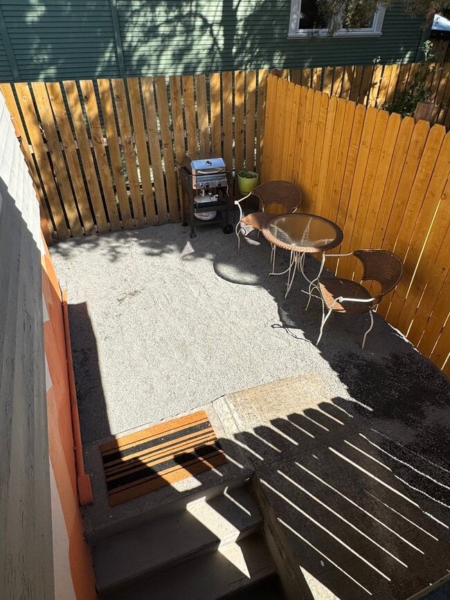 Building Photo - Fully Furnished 1-Bedroom Apartment – Private Entry – Sellwood