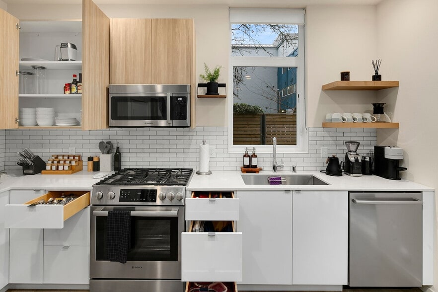 Building Photo - 319 Malden Ave E