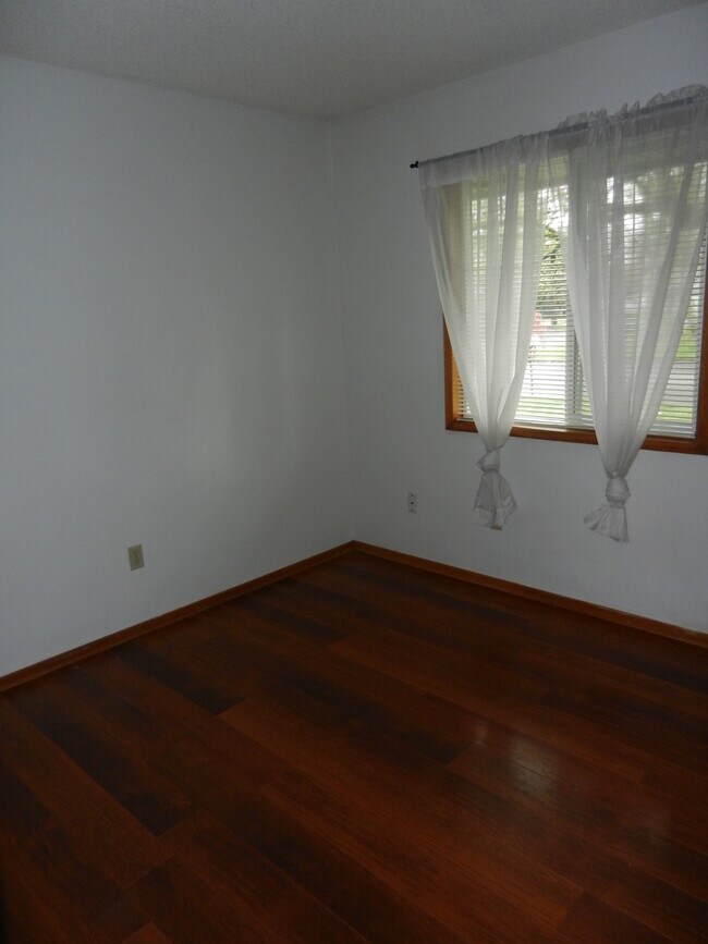 Building Photo - Well-Located Home with Fireplace, Fenced Yard & 2-Car Garage