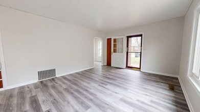 Building Photo - Charming 2 Bedroom Home in Akron