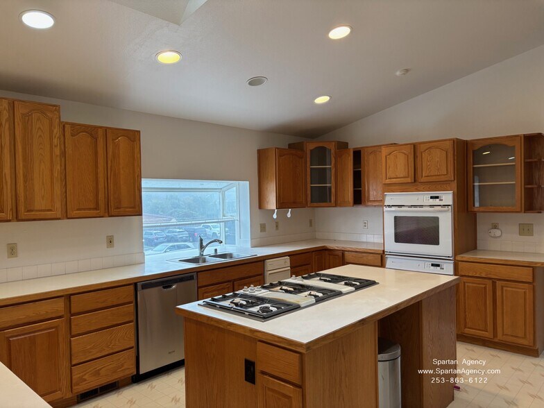 Building Photo - 15310 Main St E