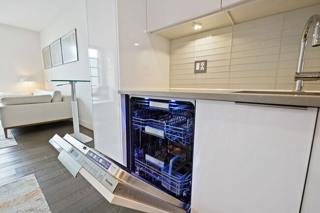 Building Photo - FURNISHED OR UNFURNISHED! One of the Most Desirable Locations On the Wharf!  1 Bed at the VIO! Av...