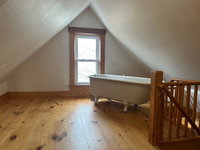 Building Photo - 110 Estey St