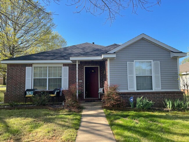 Primary Photo - Pre - Leasing 3 Bedroom 2 Bath Extremely c...