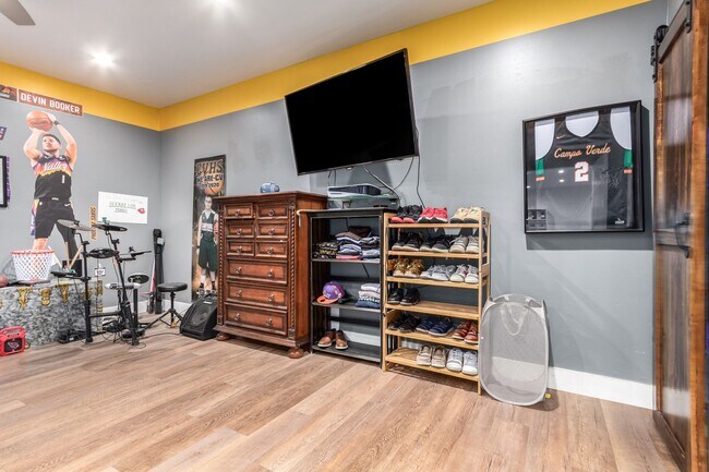 Building Photo - Beautiful 6-bedroom basement home