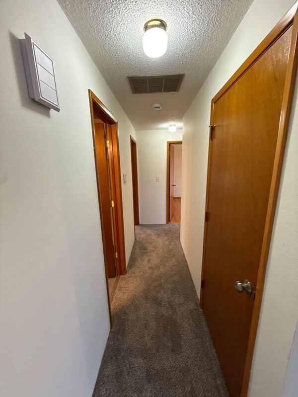 Building Photo - 1650 NW Highland Dr