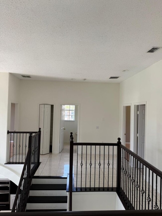 Building Photo - 5 bedroom, 3.5 bath Pool Home